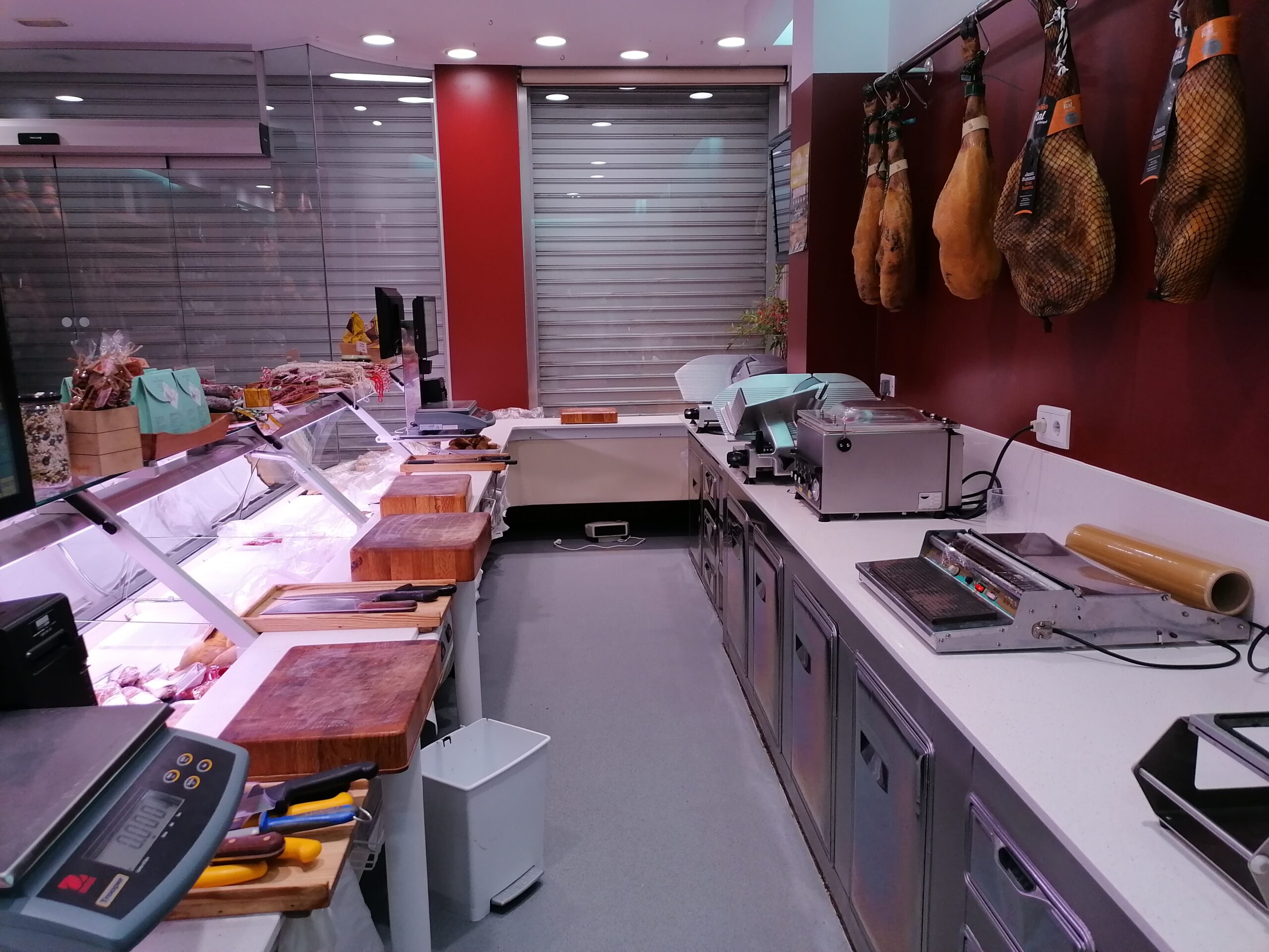 Se alquila tienda con Obrador en Manresa r.1411